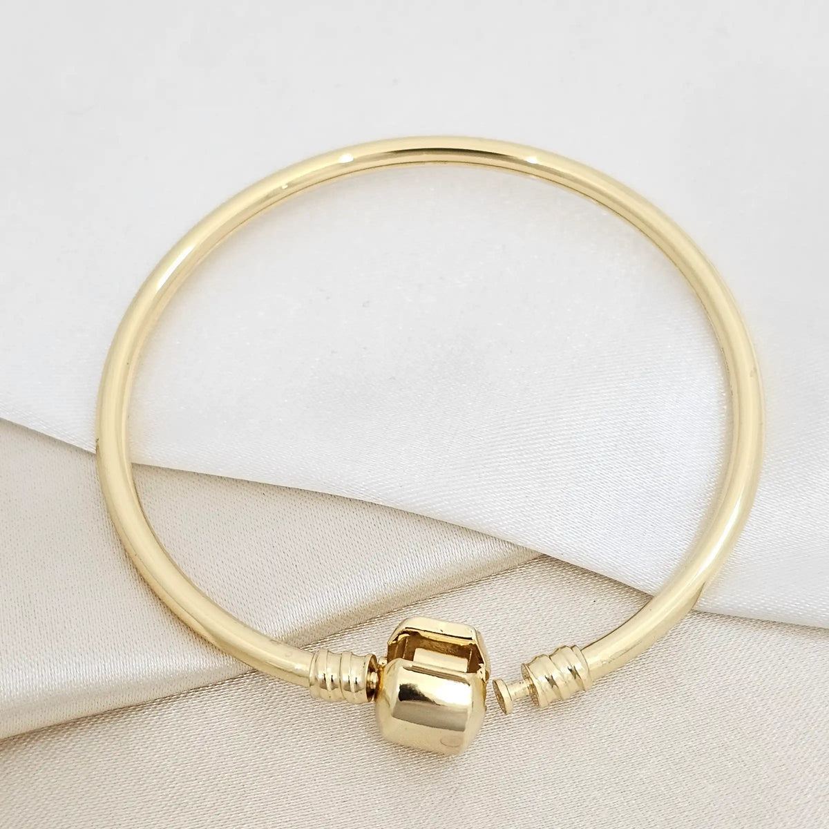 Brazalete Liso Para Charm Con Broche Dorado Rf K7170