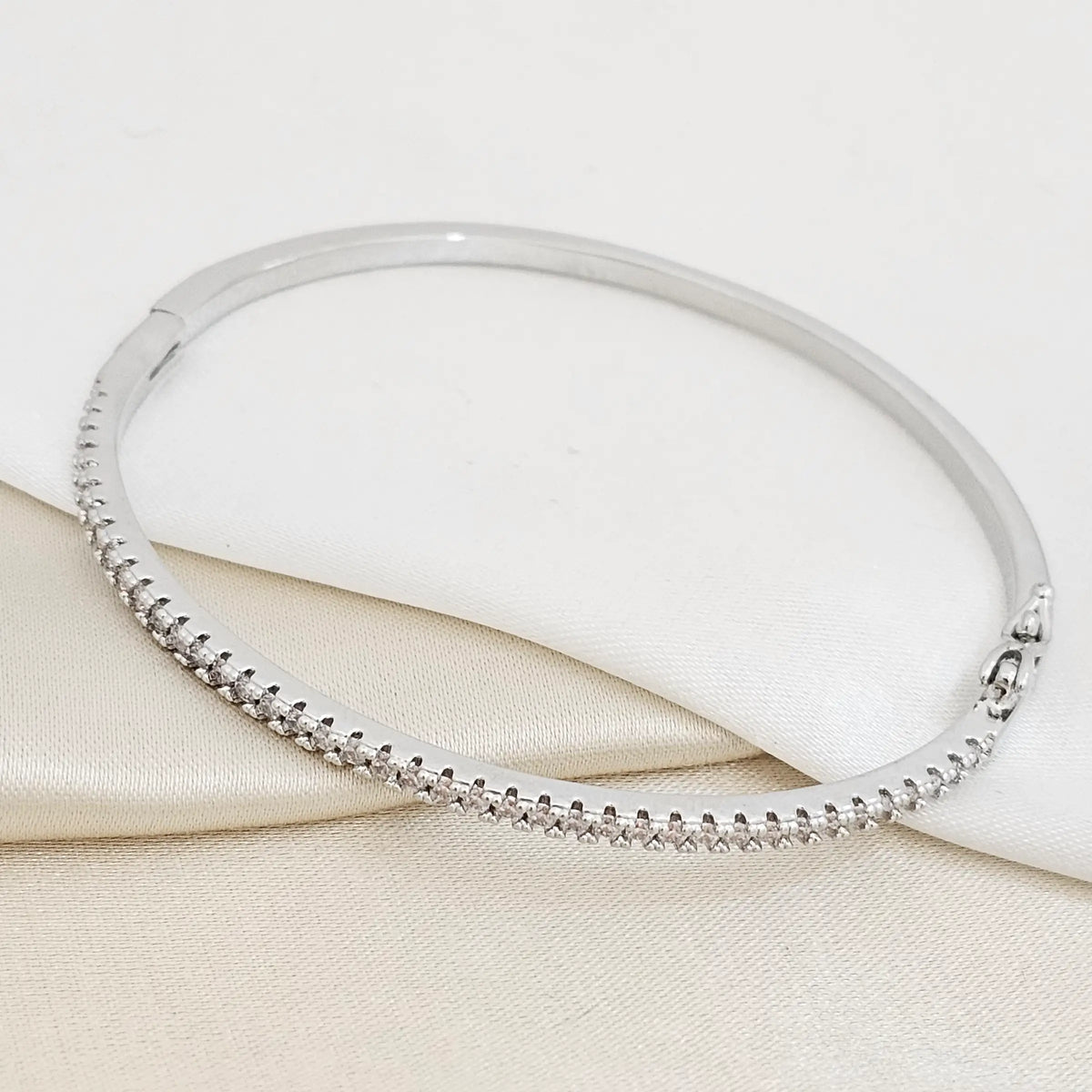 Brazalete Liso Plateado Con Circones Cristal Rf K7173