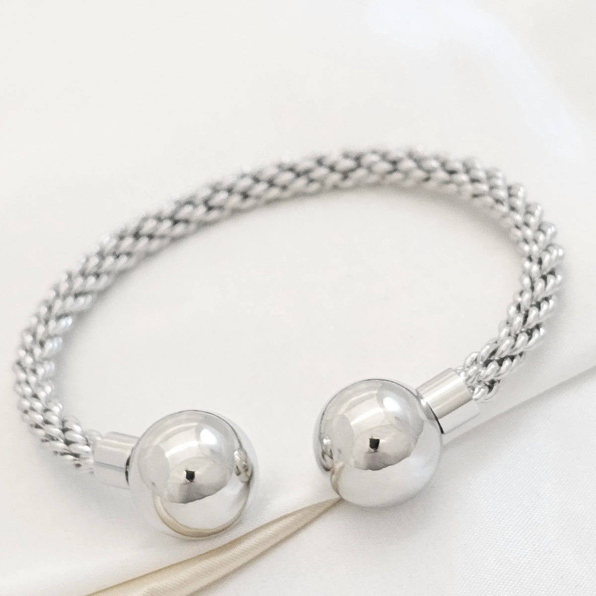 Brazalete Nudos Bolas Grandes Plateado Rf K3813