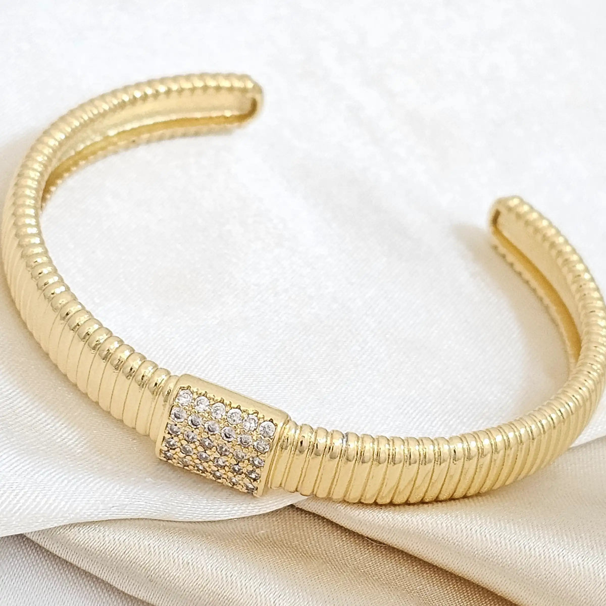 Brazalete Rayado Cuadro Con Circones Dorado Rf K5009