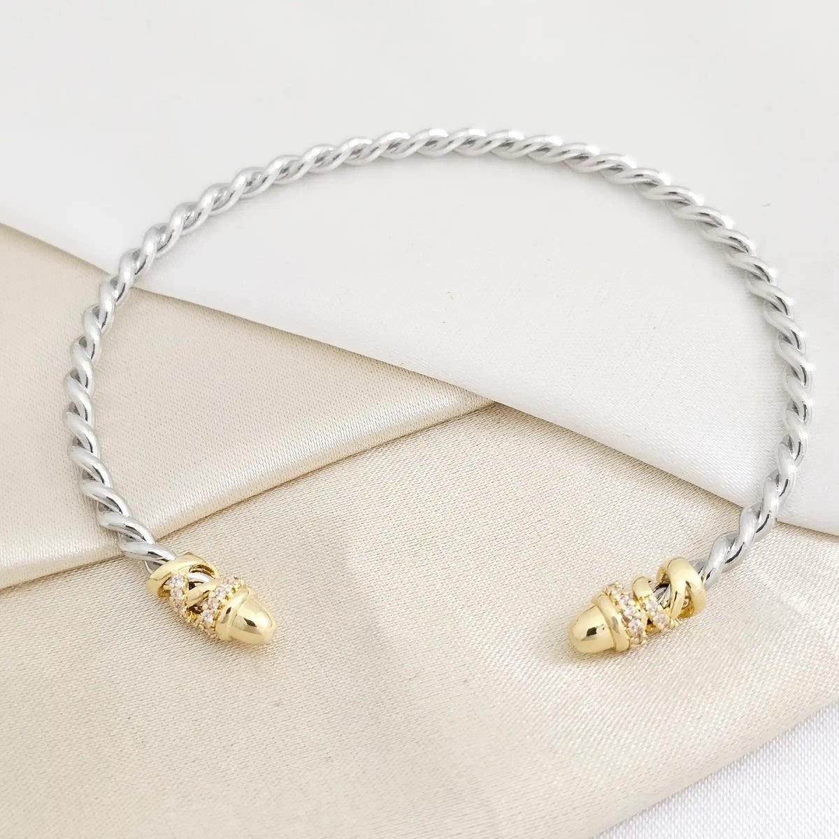 Brazalete Trenza Plateado Con Circones Dorado Rf K7838