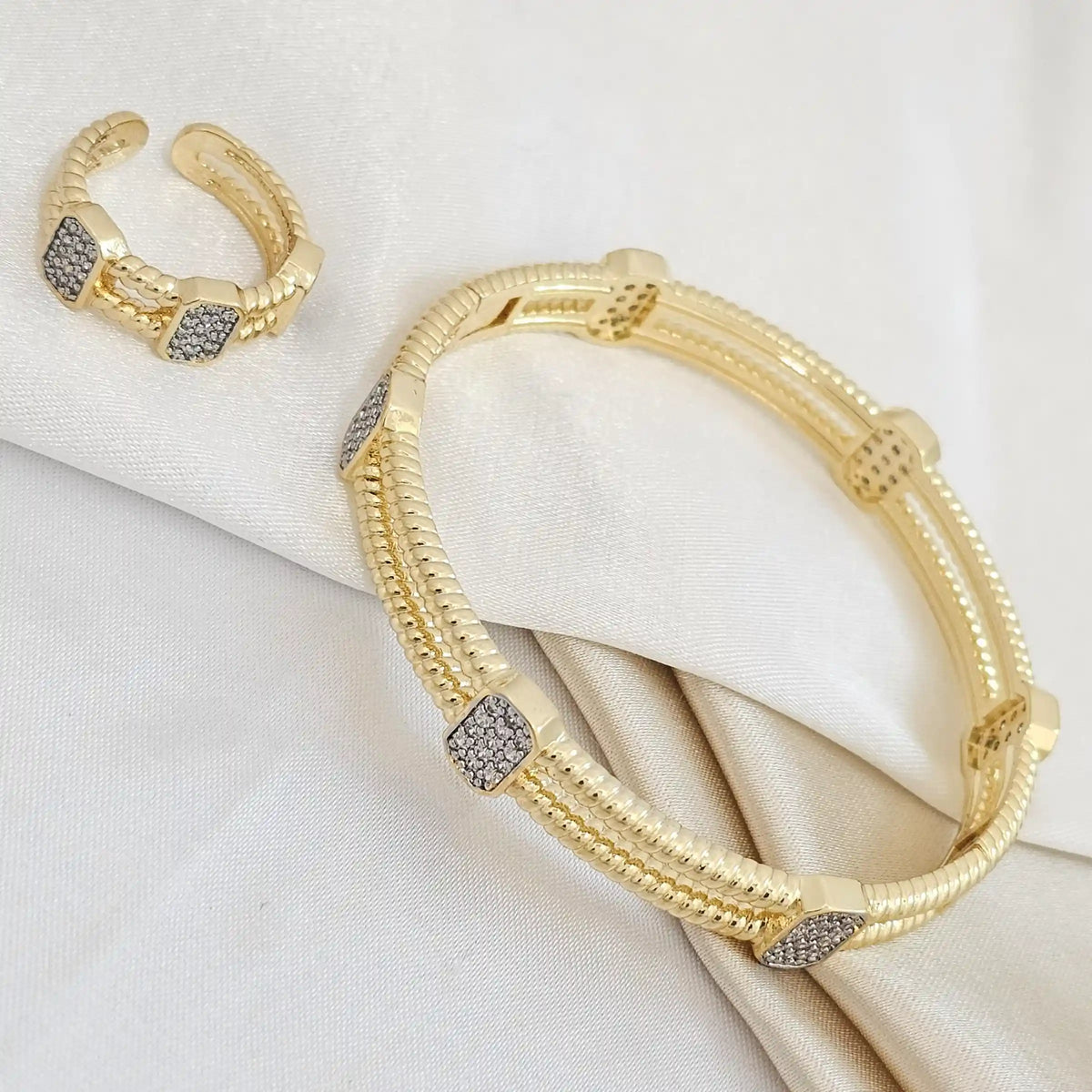 Brazalete Y Anillo Dos Lineas Trenzada Dorado Rf K5101