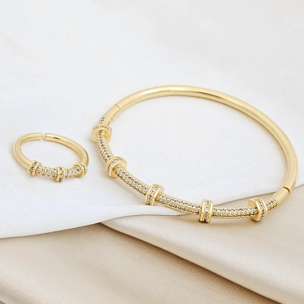 Brazalete Y Anillo Figuras Con Circones Dorado Rf K6832