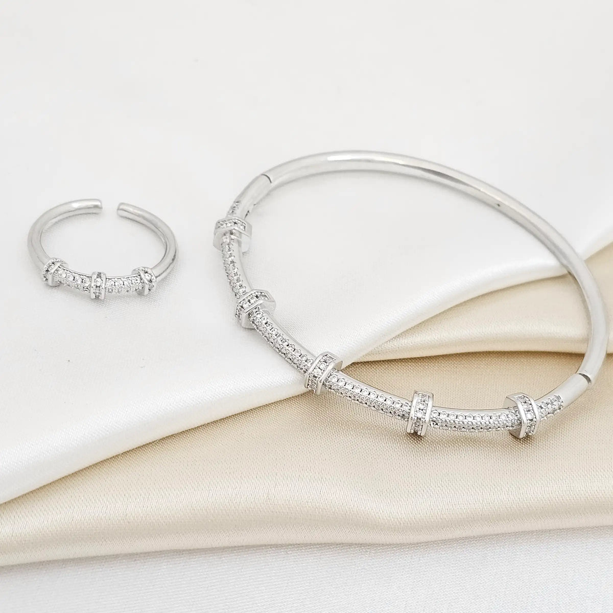 Brazalete Y Anillo Figuras Con Circones Plateado Rf K6855