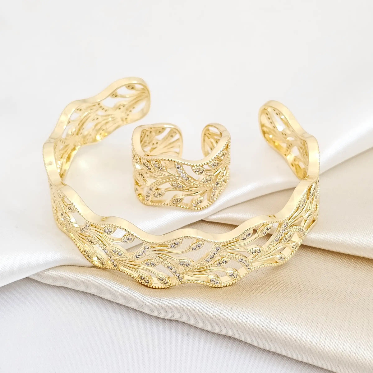 Brazalete Y Anillo Hojas Con Circones Dorado Rf K5594