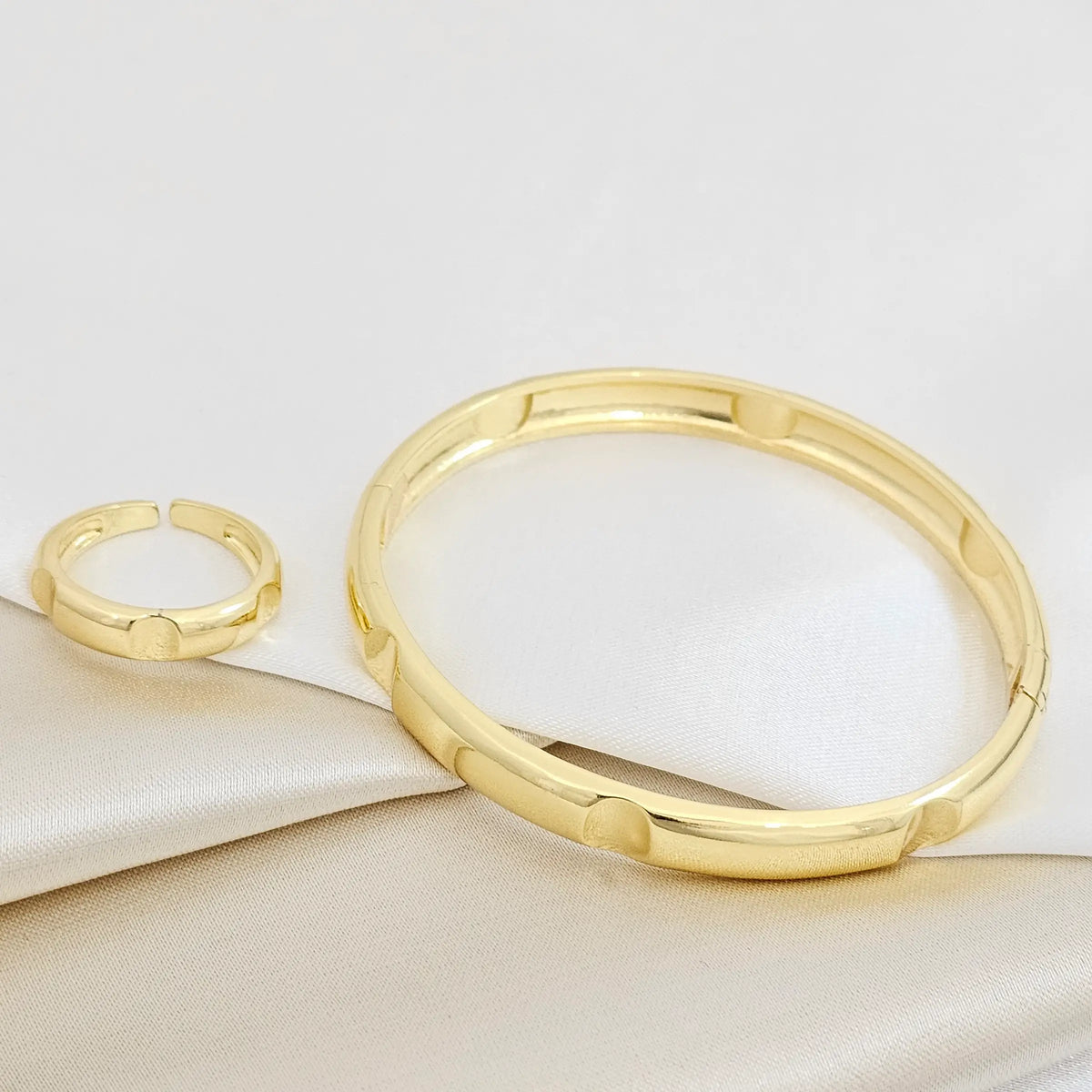 Brazalete Y Anillo Liso Con Estampado Dorado Rf K7184