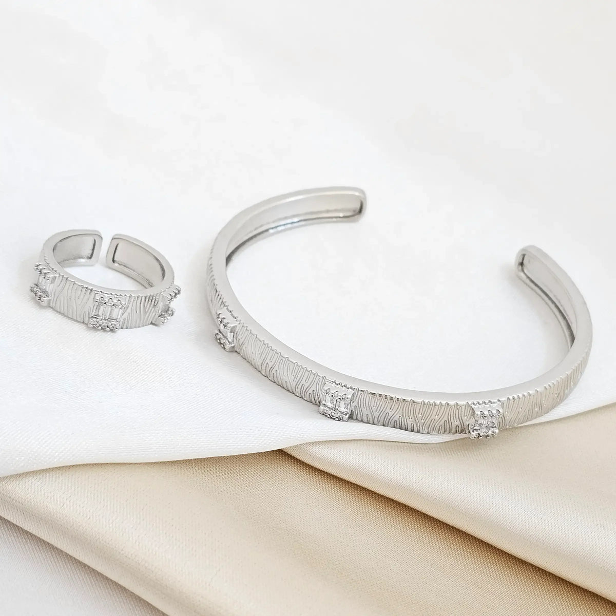Brazalete Y Anillo Rayados Con Circones Plateado Rf K6831