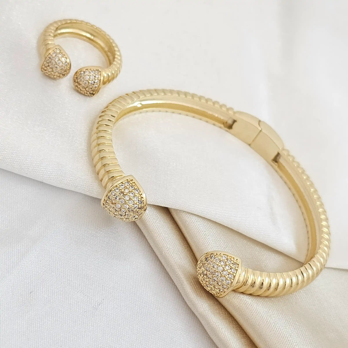 Brazalete Y Anillo Rayas Circones Dorado Rf K5102