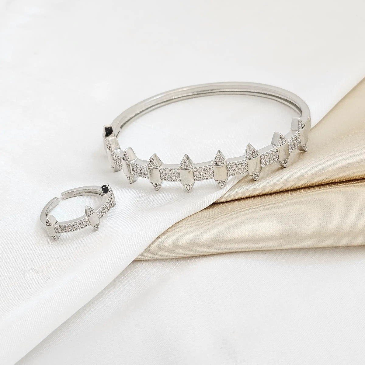 Brazalete Y Anillo Triangulos Con Circones Plateado Rf K5874
