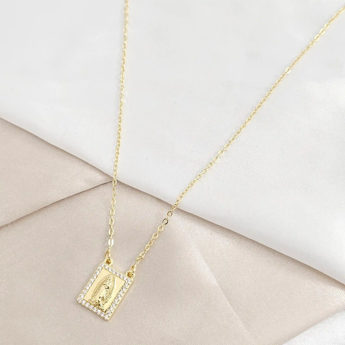 Cadena Virgen Cuadalupe Con Circones Cuadrada Dorada Rf K8250