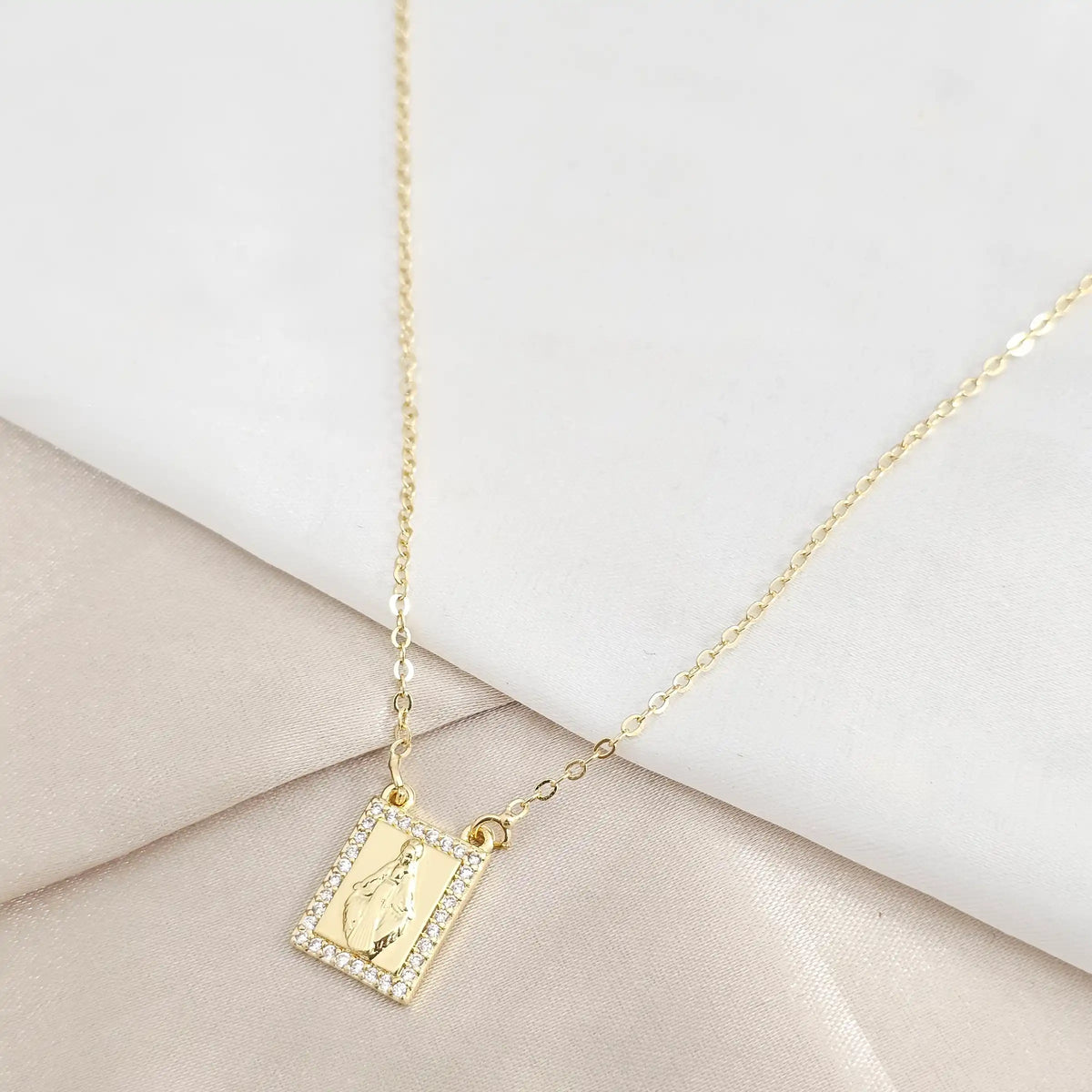 Cadena Virgen Milagrosa Con Circones Cuadrada Dorada Rf K8251