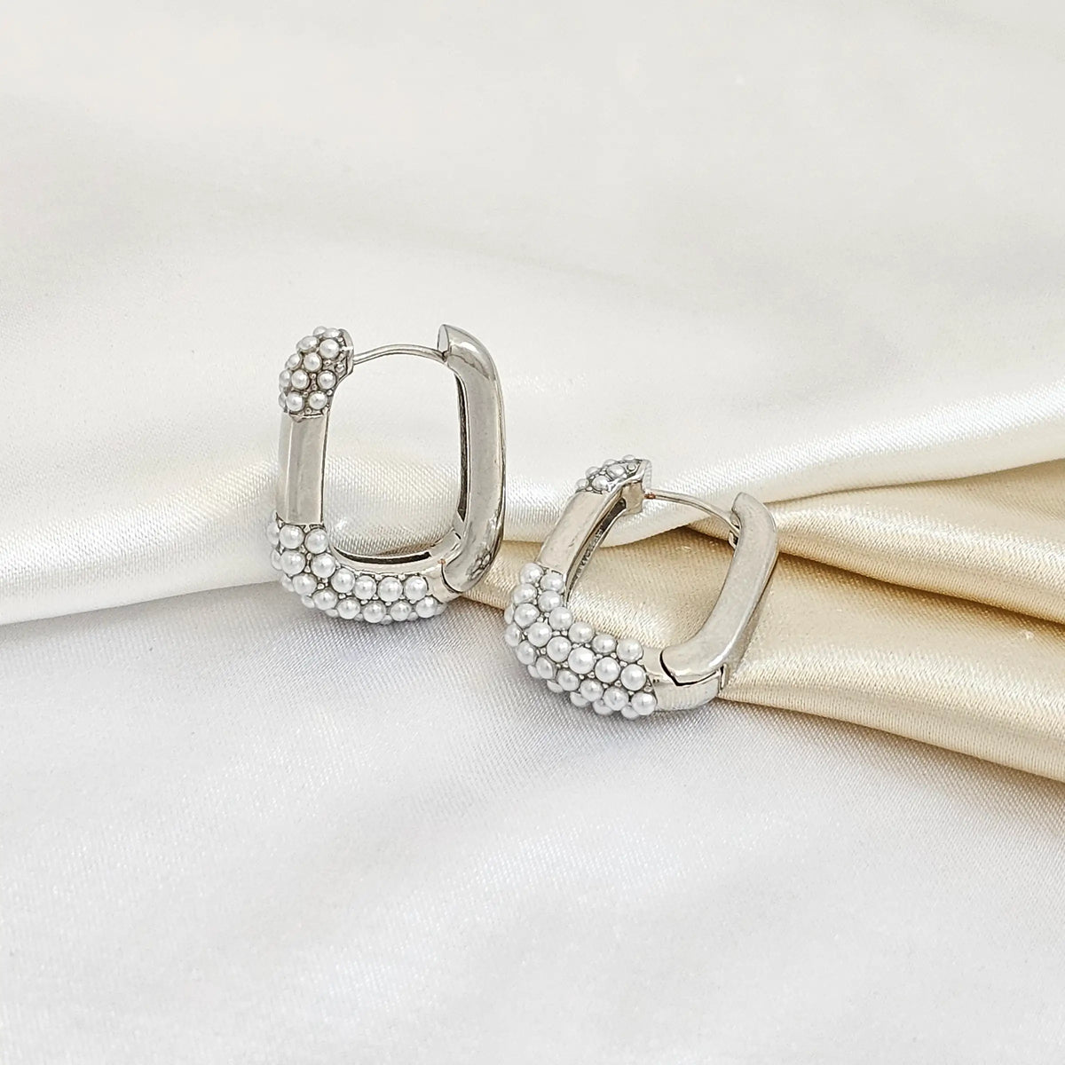 Candonga Cuadrada Con Perlas Plateado Rf K4257
