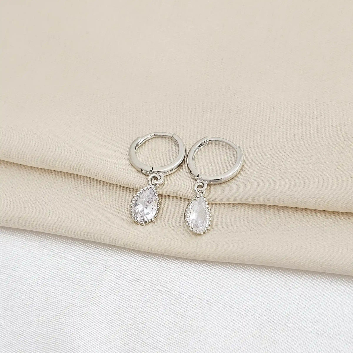 Candonga Lisa Con Circon Cristal Gota Plateado Rf K8376