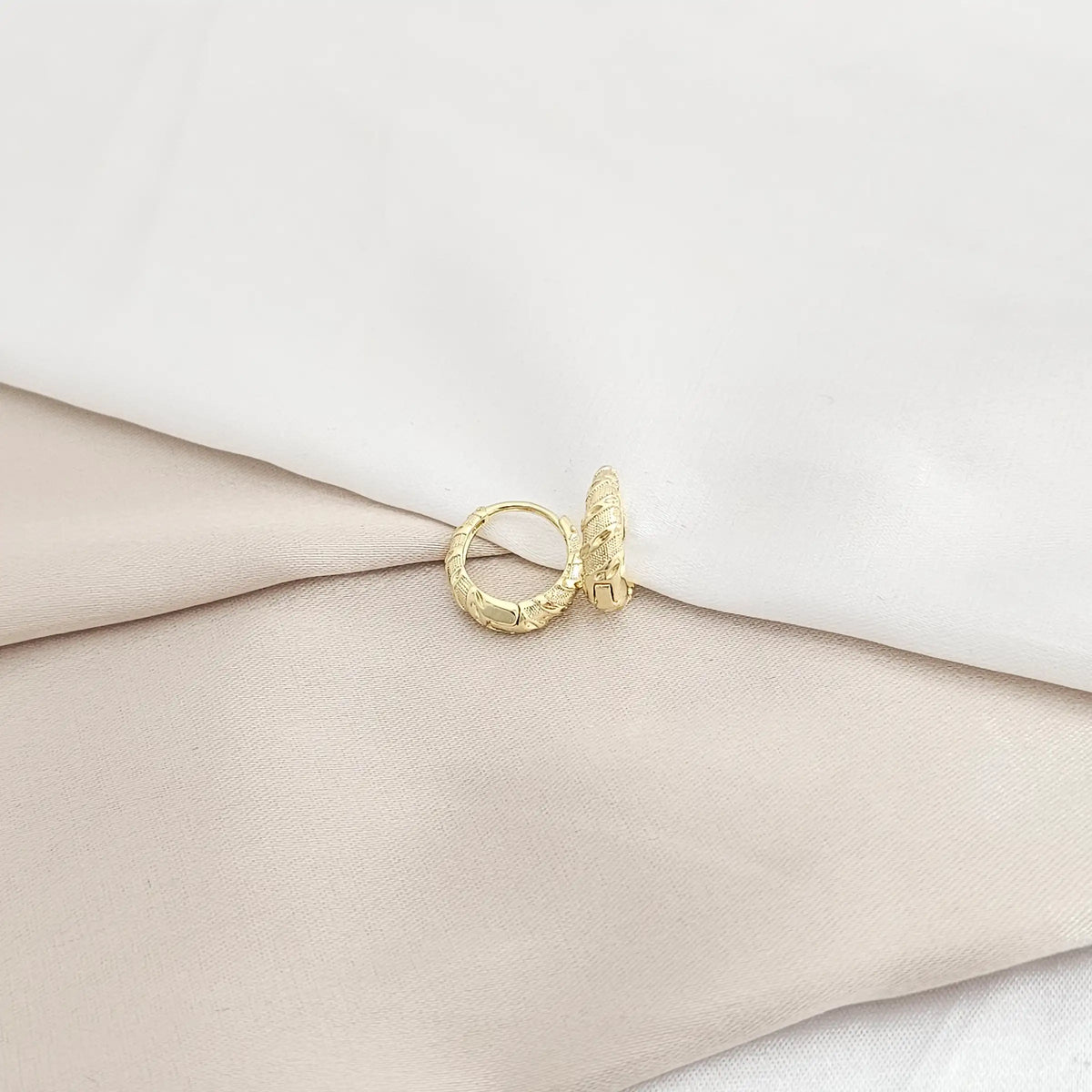 Candonga Pequeña Elegante Lineas Dorado Rf K7992