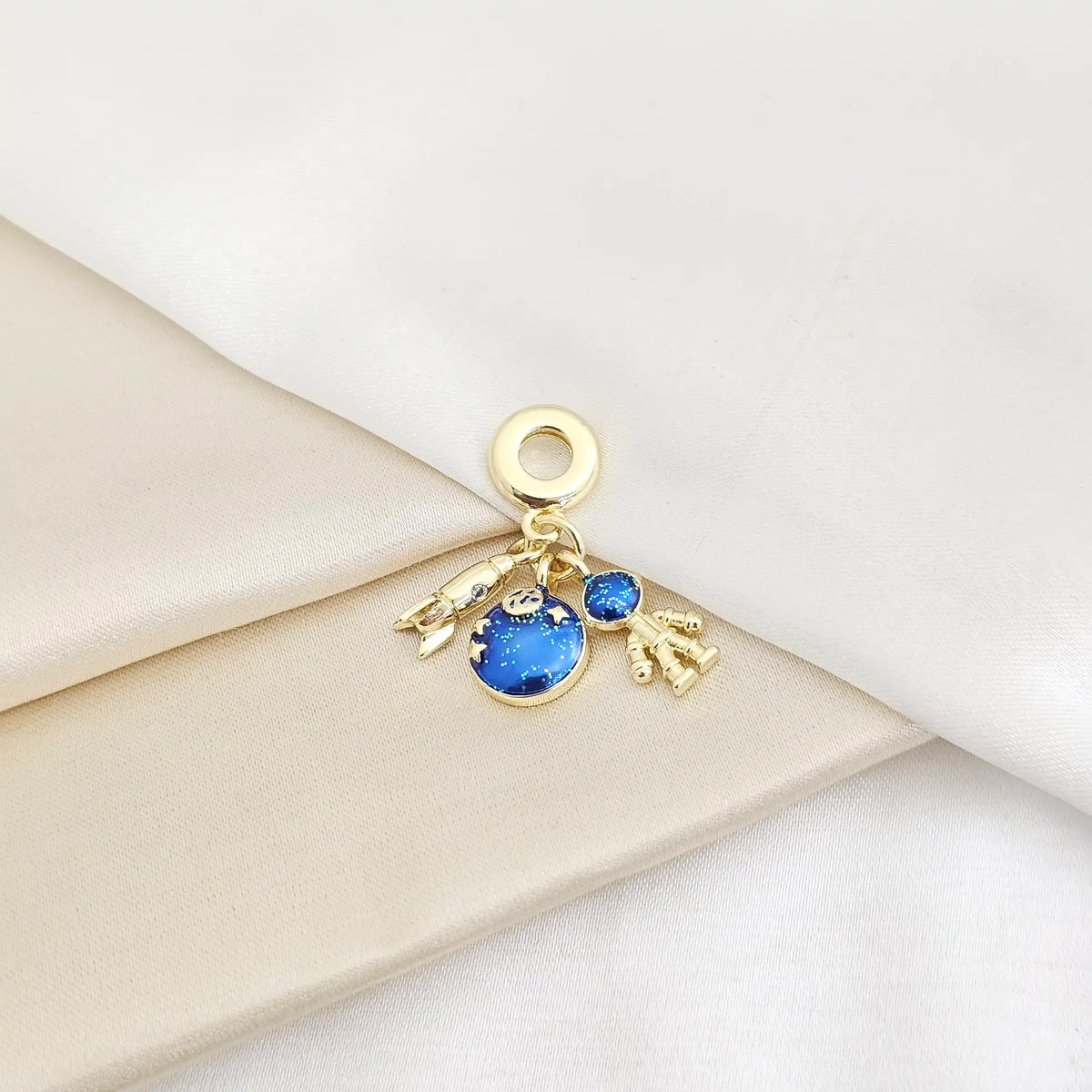 Charm Astronauta Cohete Y Planeta Dorado Rf K7864