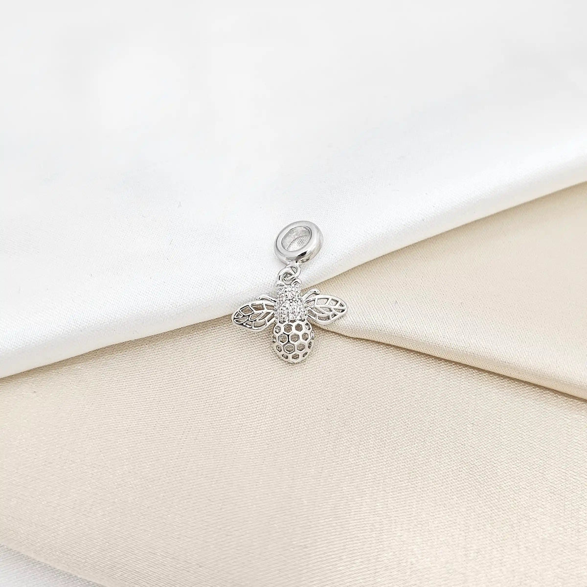 Charm Avispa Pequeña Circones Plateado Rf K6701