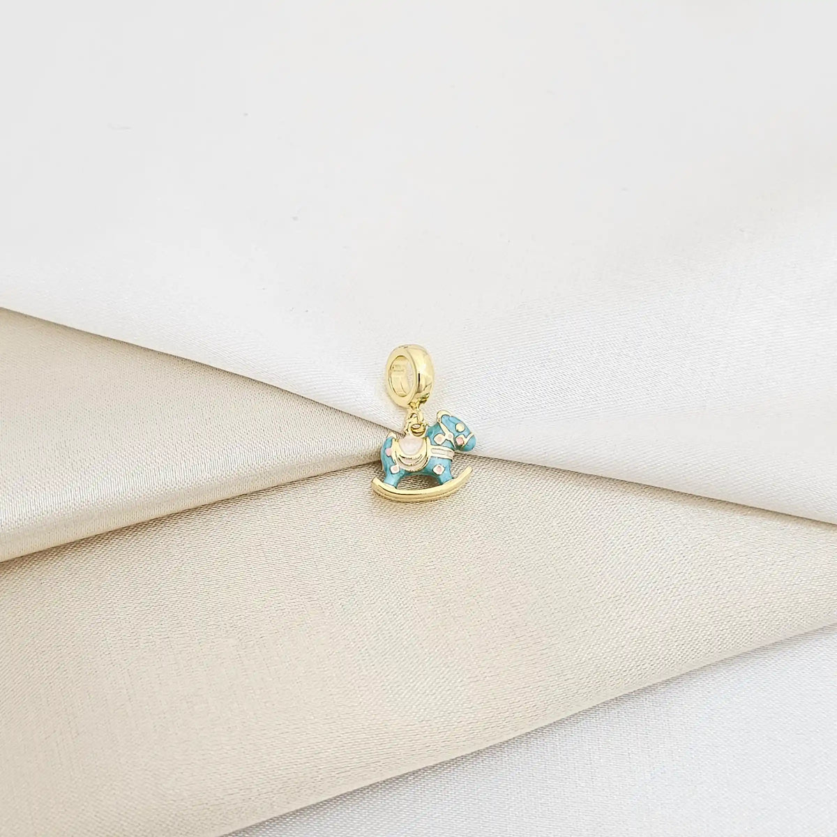 Charm Caballito Balancin Azul Y Dorado Rf K7144