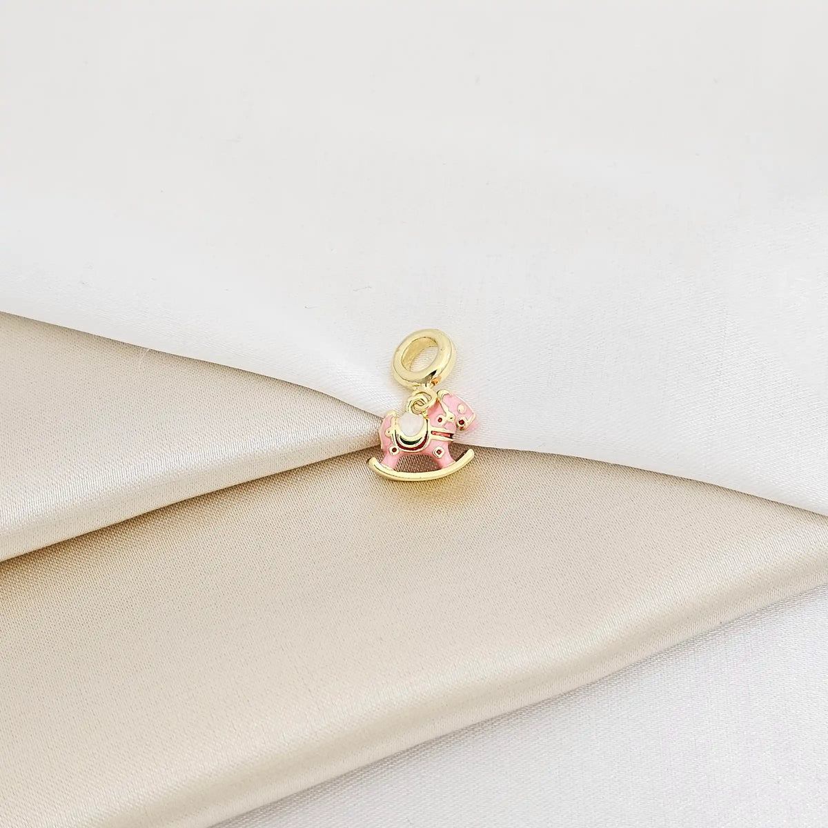 Charm Caballito Rosado Y Dorado Rf K7638