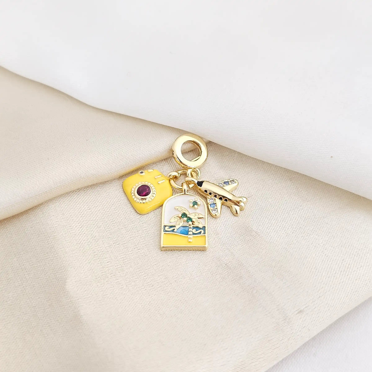 Charm Camara Amarilla Avion Y Palmera Dorado Rf K7804