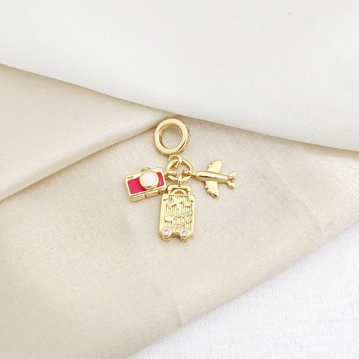 Charm Camara Roja Avion Y Maleta Dorado Rf K7794