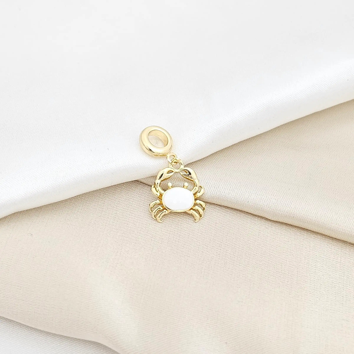 Charm Cangrejo Blanco Y Dorado Rf K6504