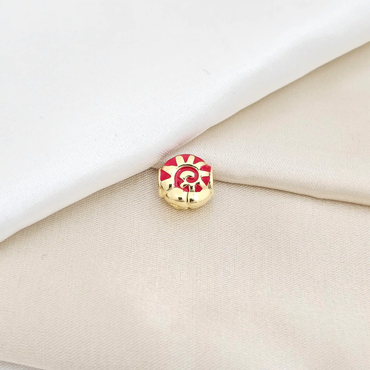Charm Caracol Rojo Y Dorado Rf K6498