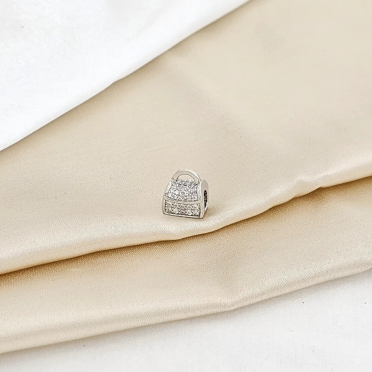 Charm Cartera Con Circones Plateado Rf K3079