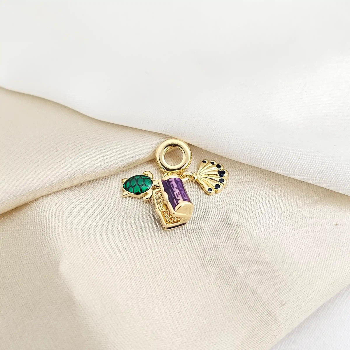 Charm Cofre Morado Tortuga Verde Y Concha Dorado Rf K7800