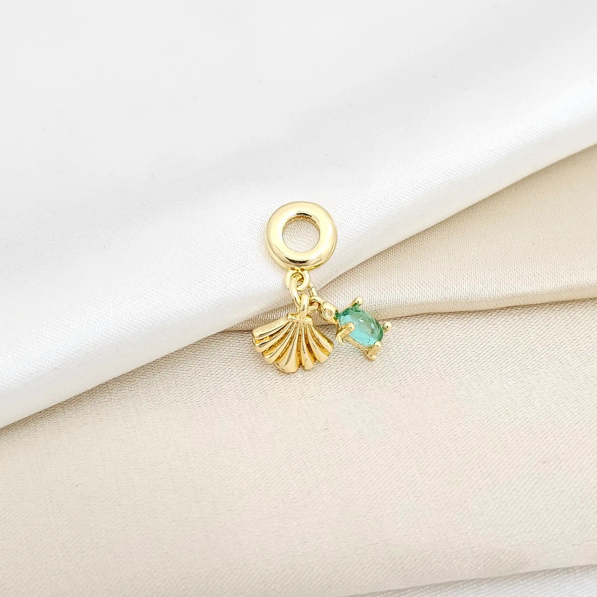 Charm Concha Dorado Y Tortuga Circon Verde Rf K6445