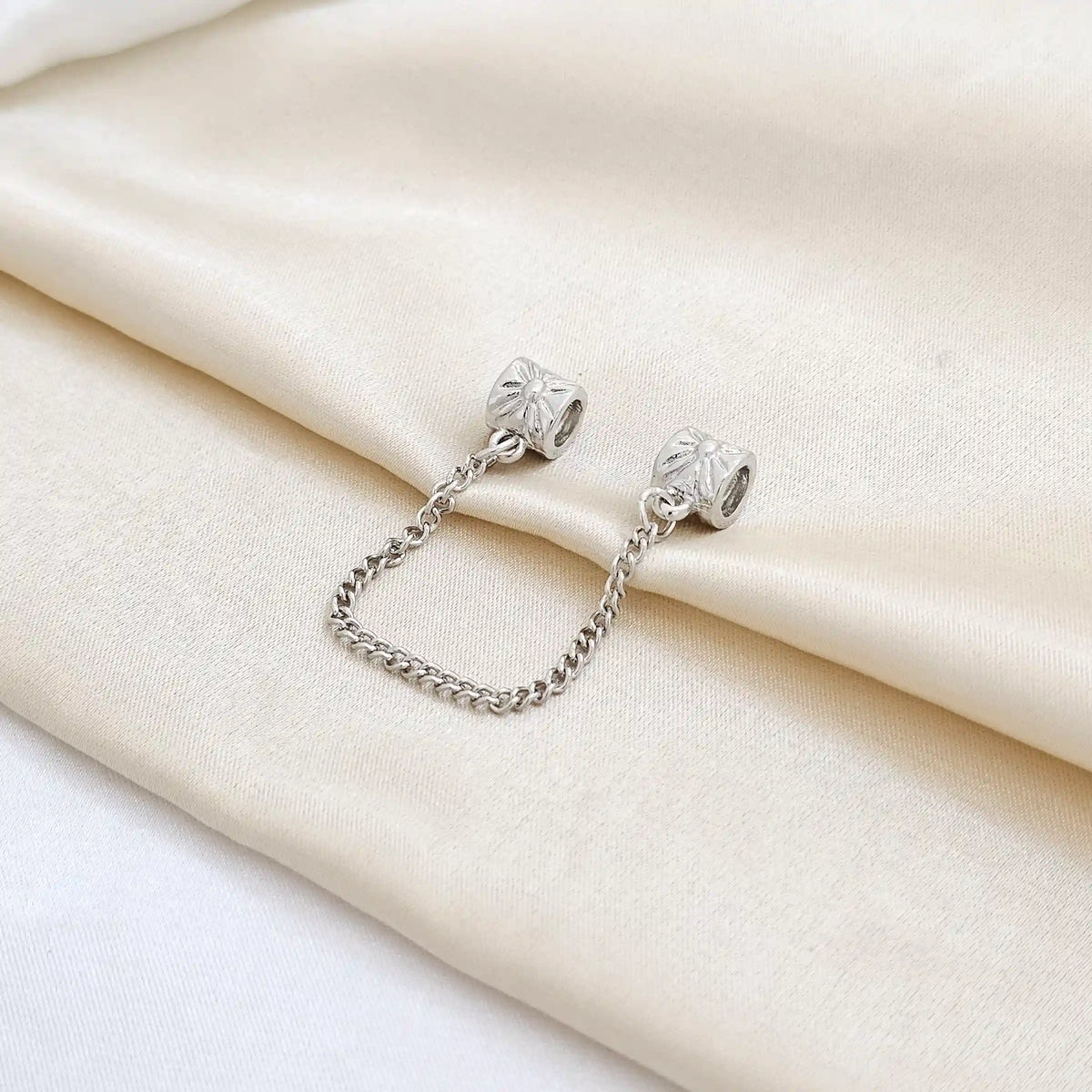 Charm Doble Barril Con Flor Plateado Rf K4124