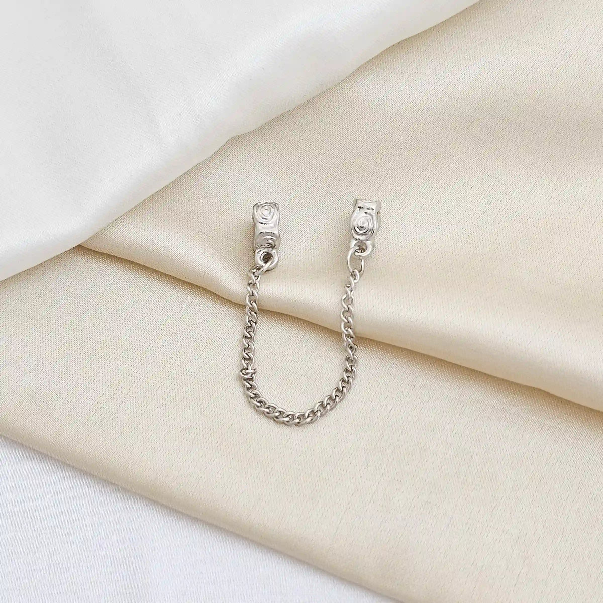 Charm Doble Figura Con Cadena Plateado Rf K4119