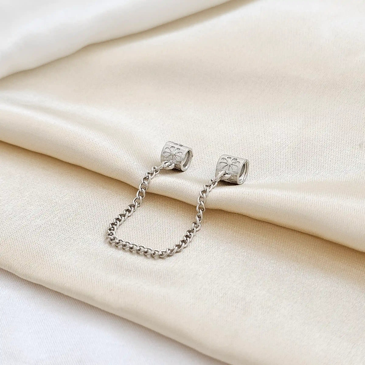 Charm Doble Flor Con Cadena Plateado Rf K4122