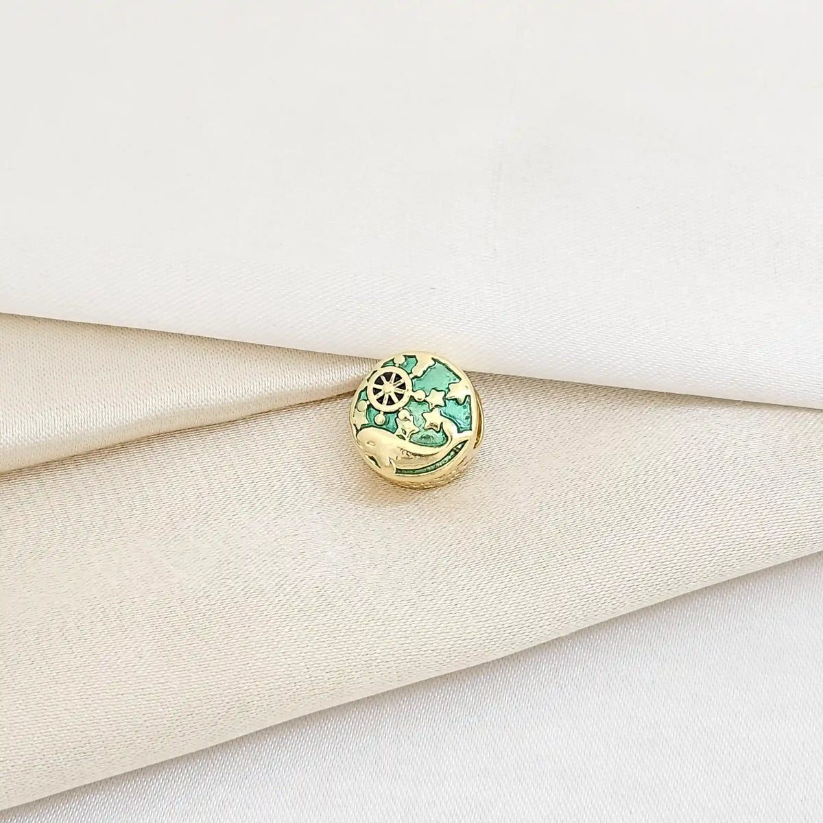 Charm Figuras Del Mar Verde Y Dorado Rf K5968