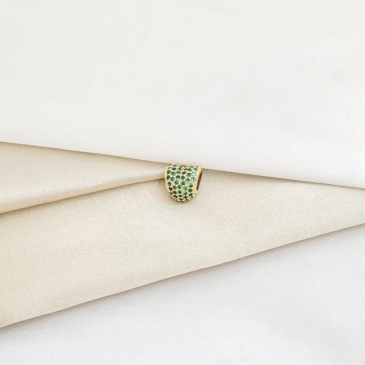 Charm Forma De Corazon Con Circones Verdes Dorado Rf K5985