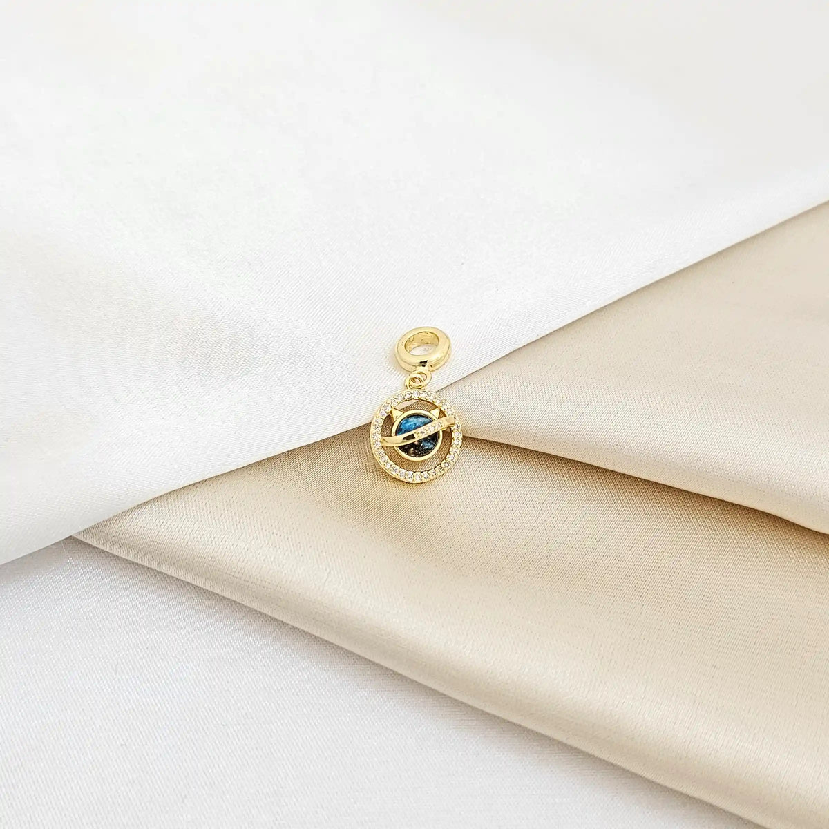 Charm Gato Circones Dorado Con Esfera Azul Rf K6814
