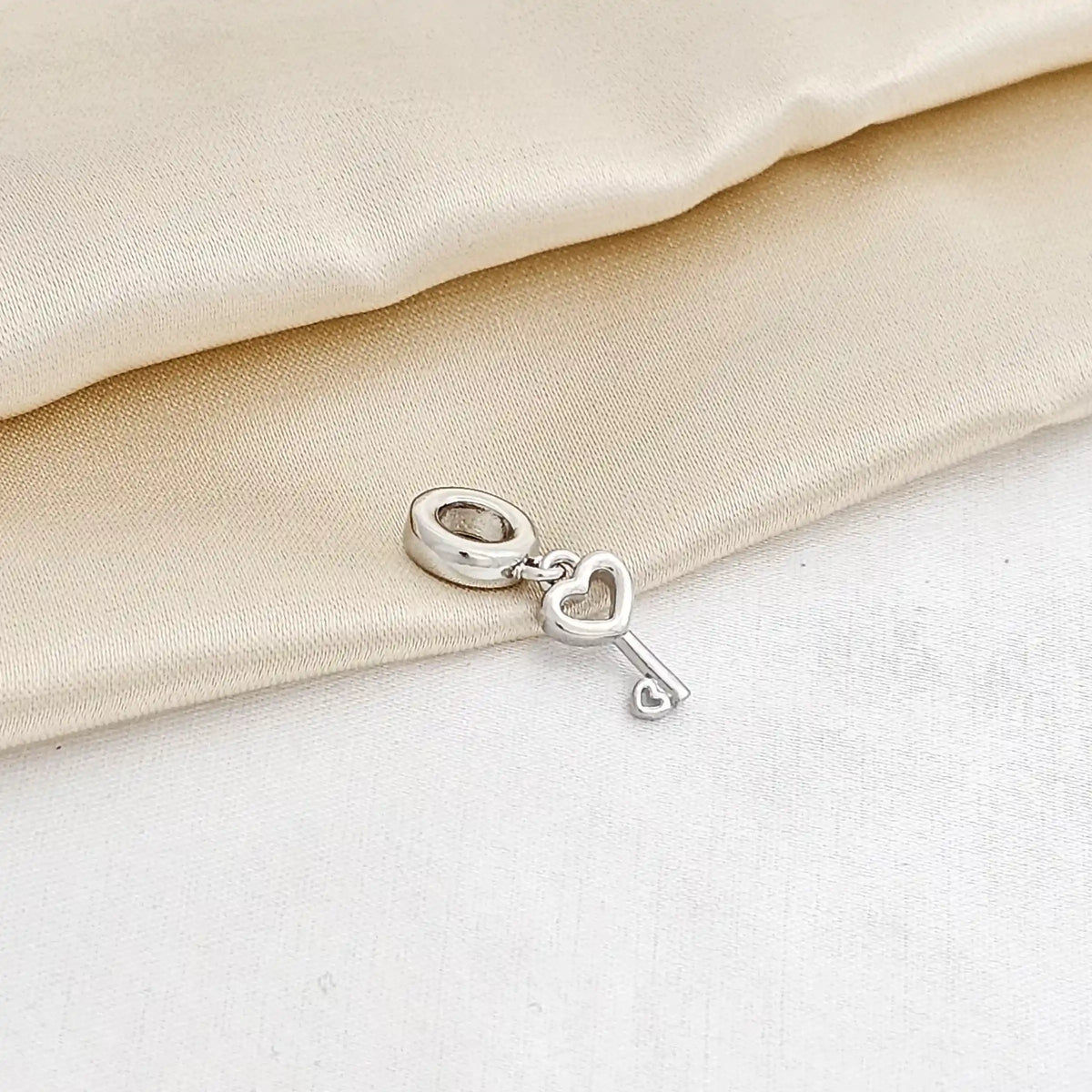 Charm Llave Con Corazon Plateado Rf K3045