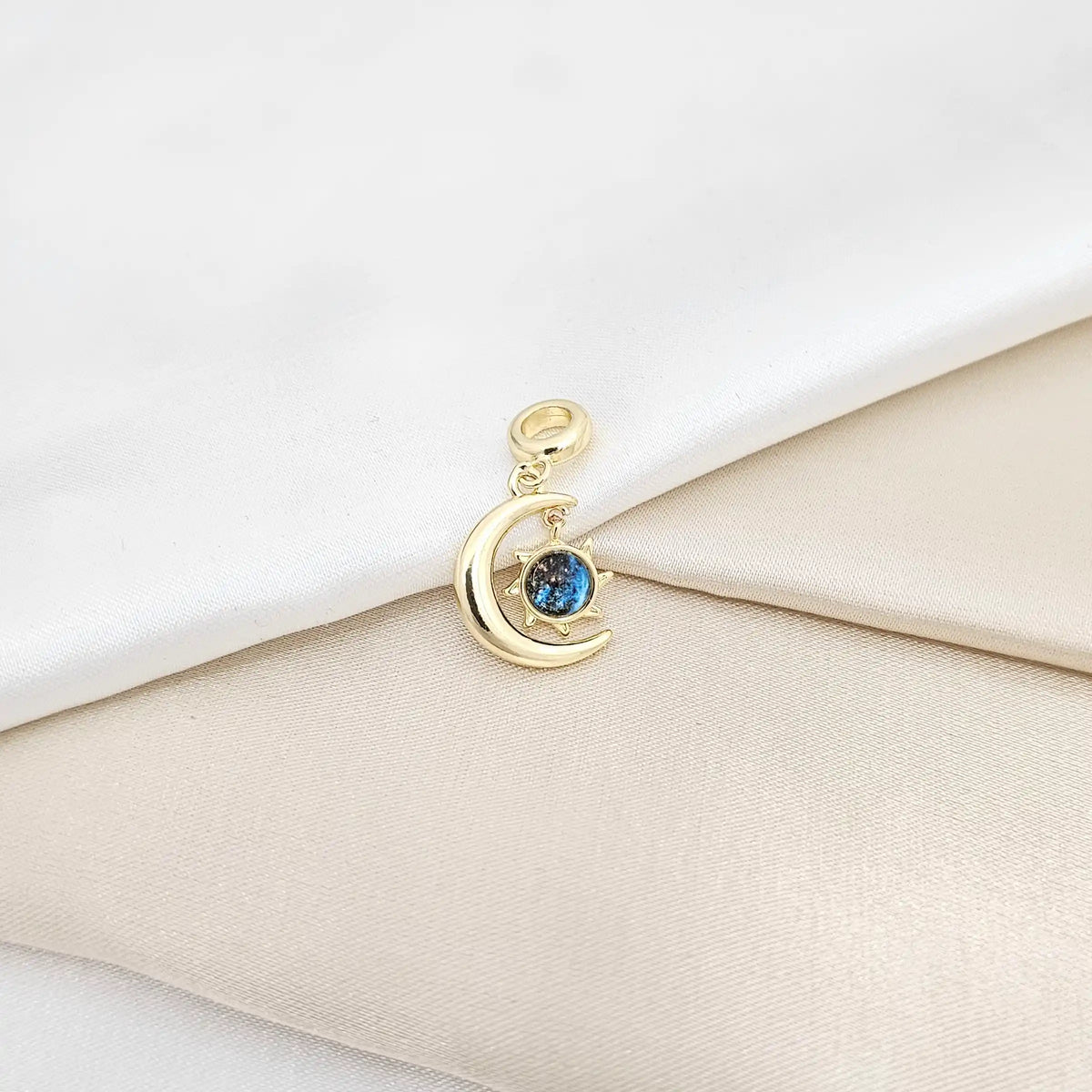 Charm Luna Dorado Y Sol Con Esfera Azul Rf K6690