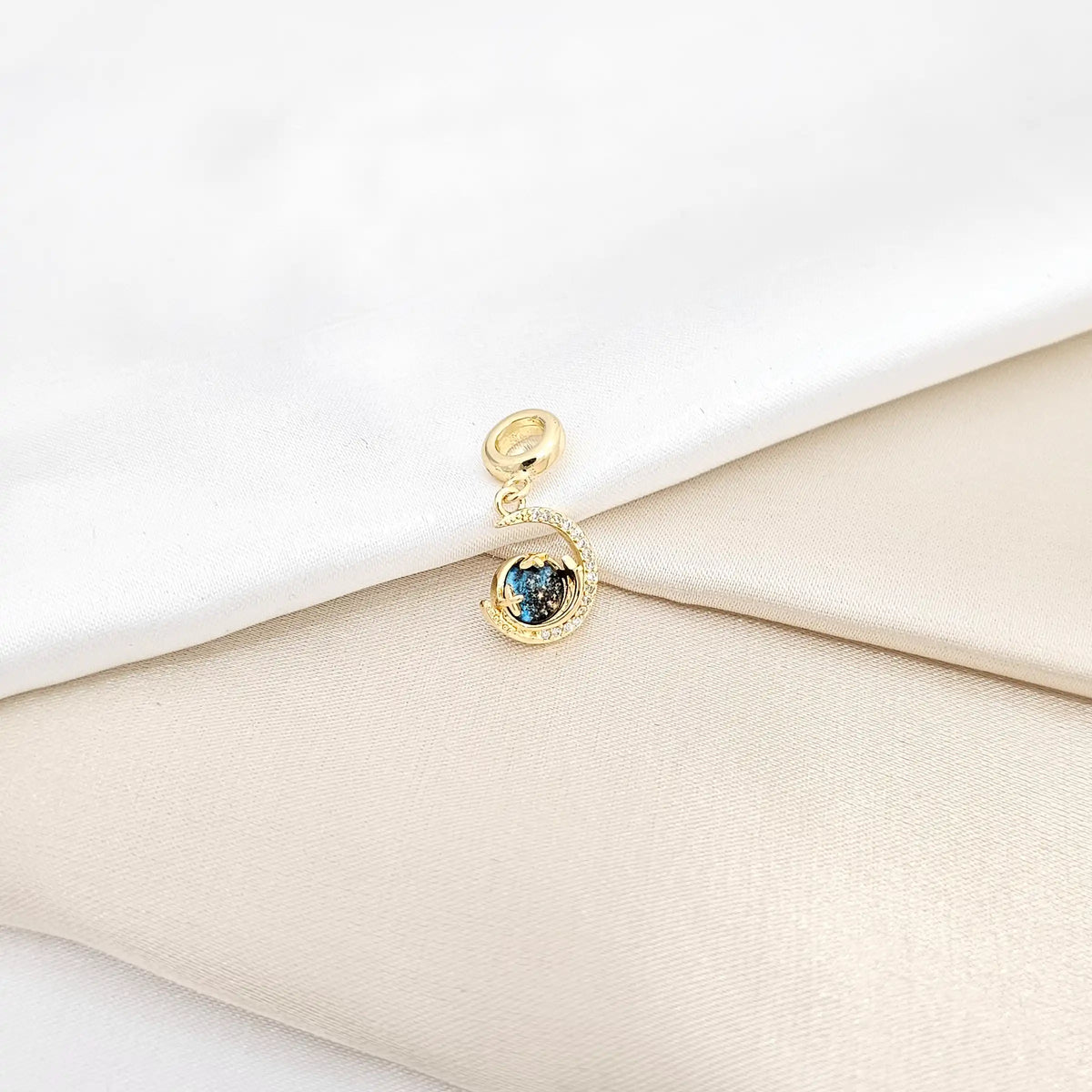 Charm Luna Y Estrellas Dorado Con Esfera Azul Rf K6691