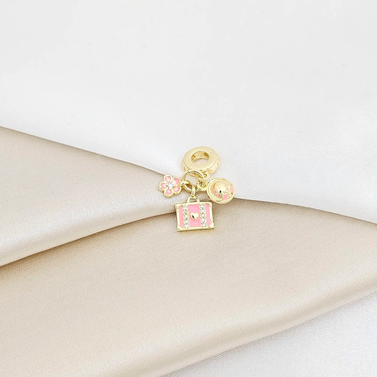 Charm Maleta Sombrero Y Flor Dorado Y Rosa Rf K7292