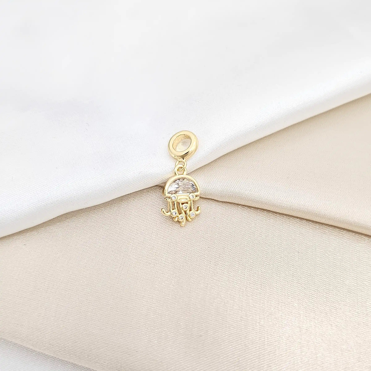 Charm Medusa Pequeña Con Circones Dorado Rf K6696