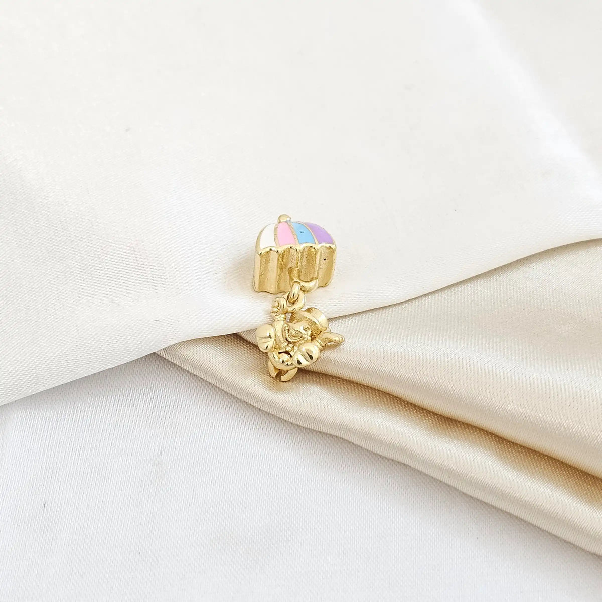 Charm Muñeco Con Sombrilla De Colores Rf K5077
