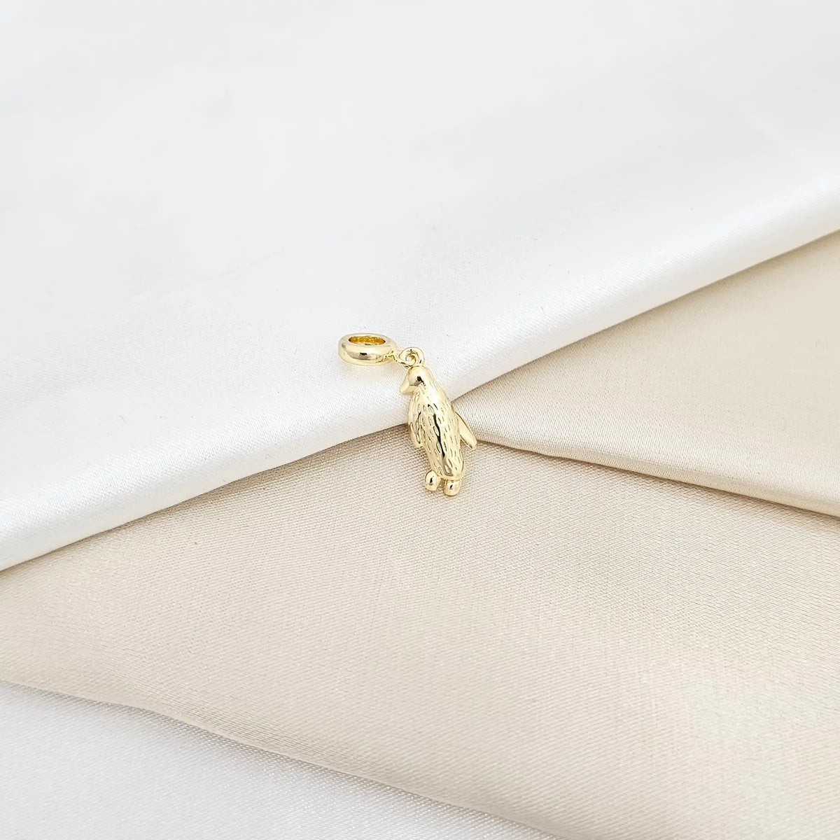 Charm Pingüino Dorado Rf K6683