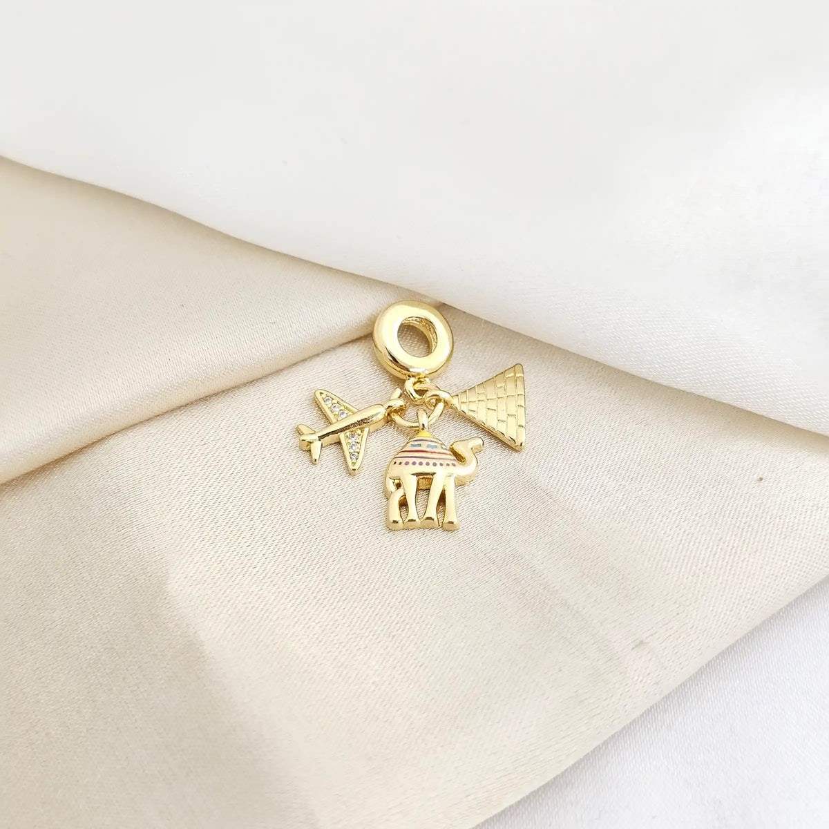 Charm Piramide Camello Y Avion Dorado Rf K7798