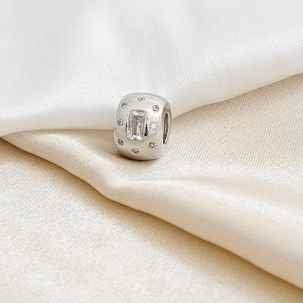 Charm Redondo Con Circon Cuadrado Plateado Rf K4130