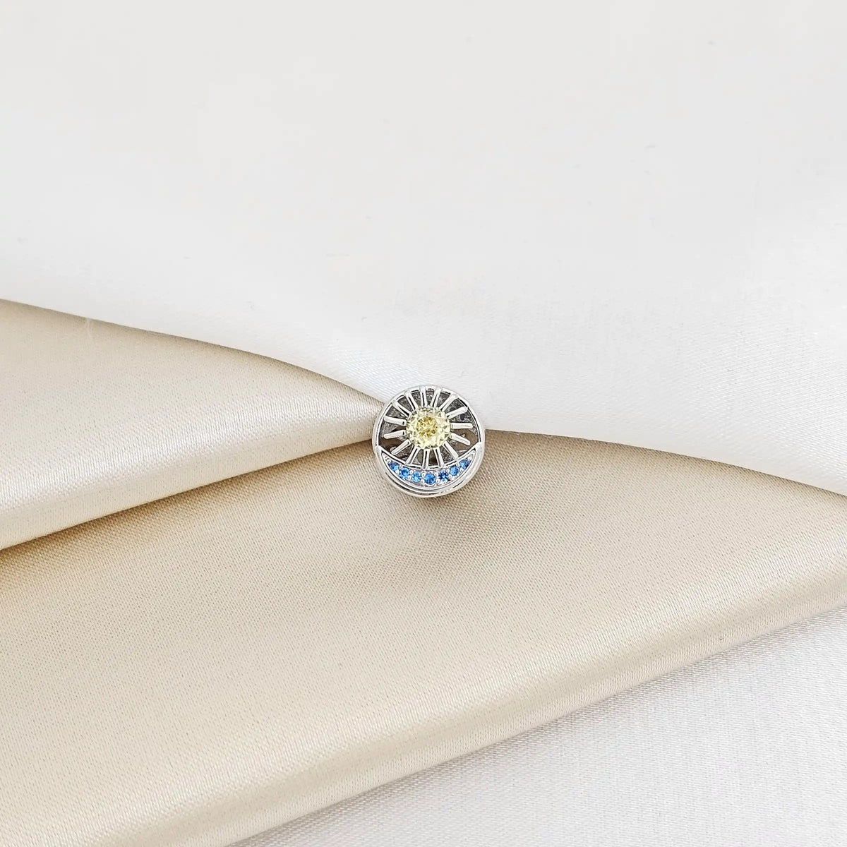 Charm Redondo Con Sol Plateado Circones Azules Rf K7277
