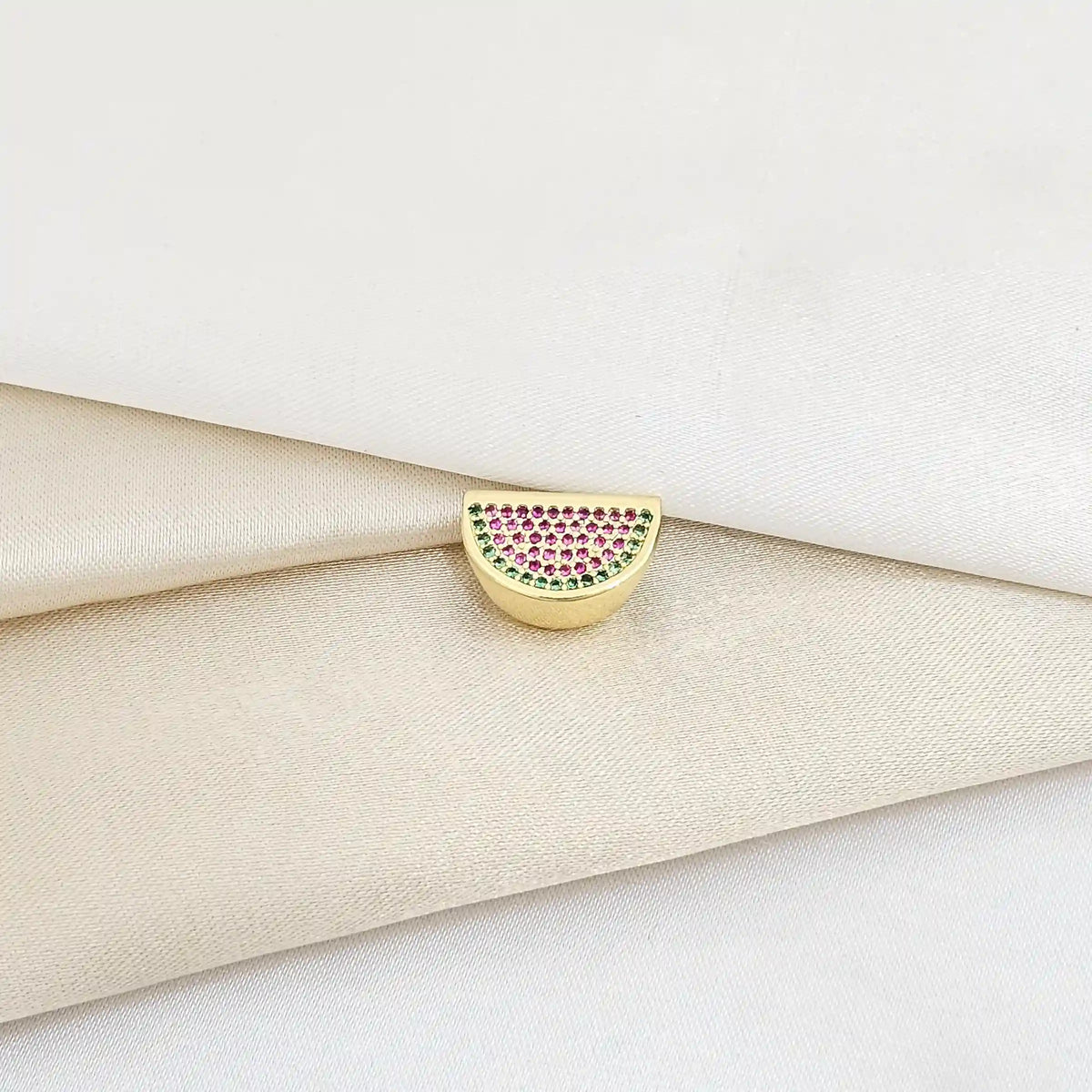 Charm Sandia Dorado Con Circones Verdes Y Fucsia Rf K5998