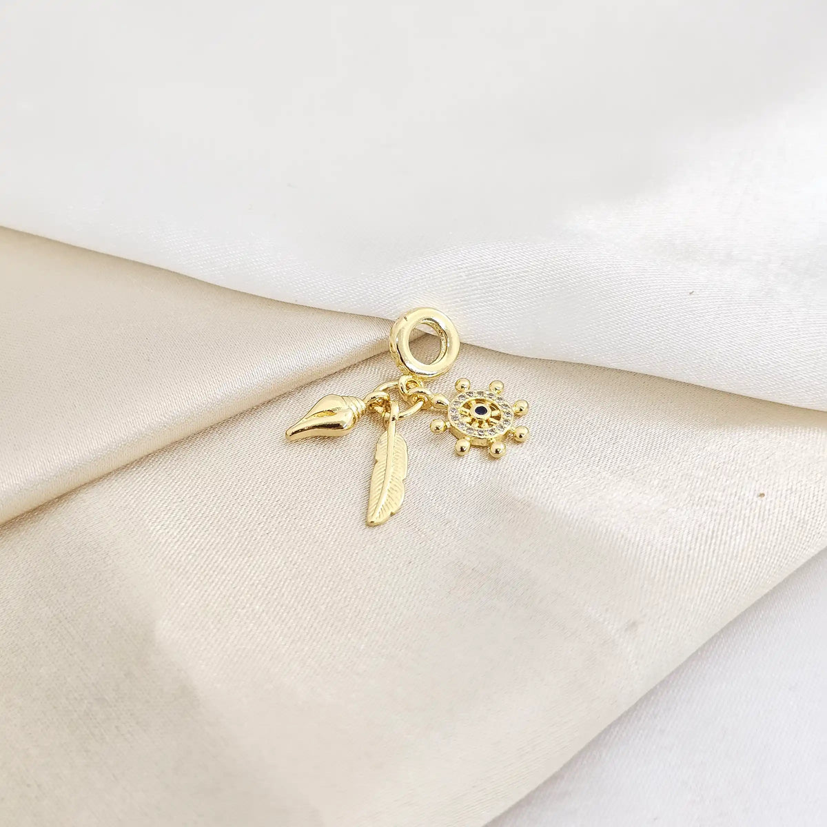 Charm Timon Pluma Y Caracol Dorado Rf K7792