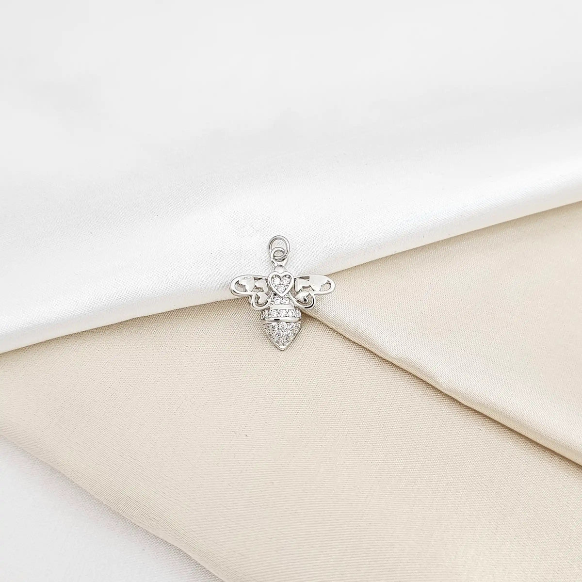 Dije Abeja Con Corazones Y Circones Plateado Rf K6581