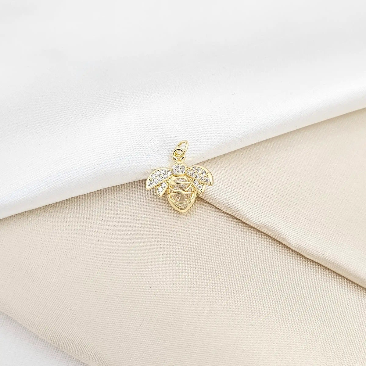 Dije Abeja Pequeña Circones Dorado Rf K6584