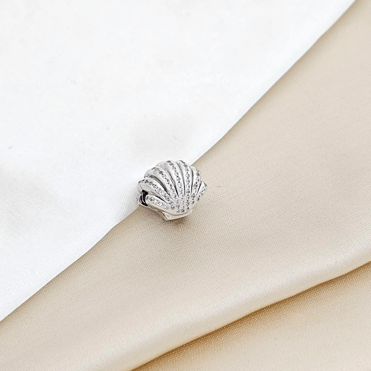 Dije Broche Concha Plateado Rf K3108